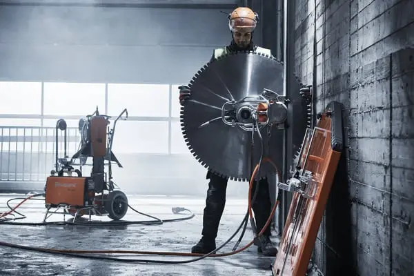 Reinforced concrete wall cutting equipment for structural cutting work