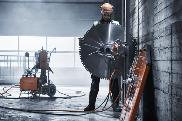 Reinforced concrete wall cutting equipment for structural cutting work